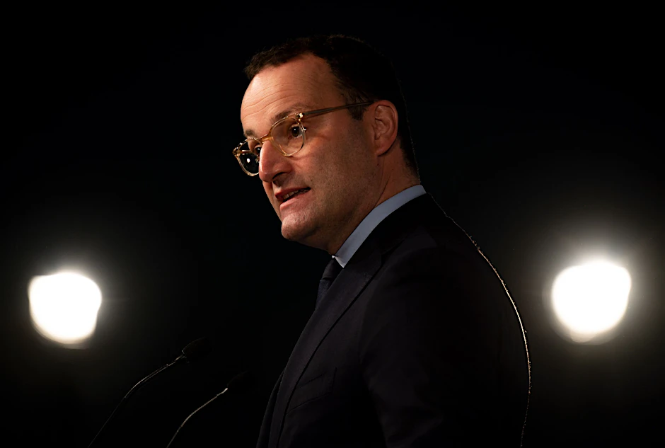 Gesundheitsminister Jens Spahn (CDU) stößt mit seinem Vorstoß zum Ende der epidemischen Lage auf Kritik aus einigen Bundesländern.