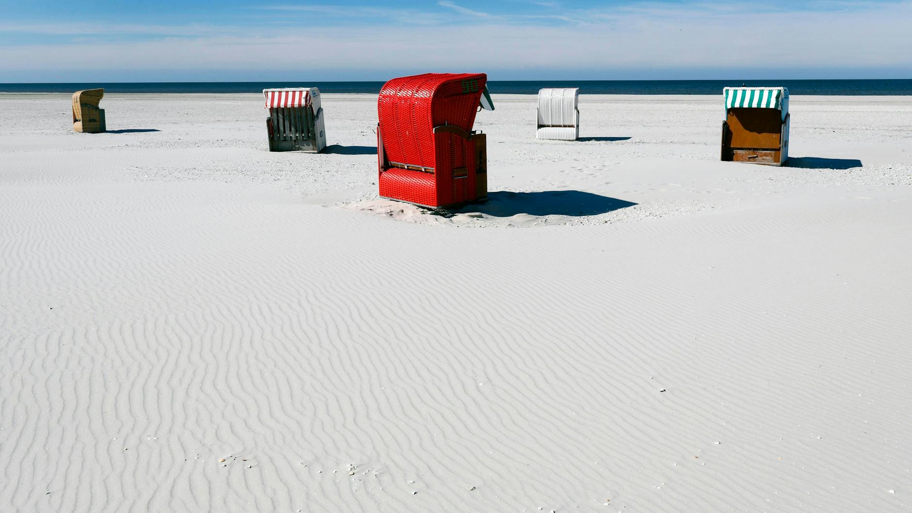 Auch Amrum (hier Strandkörbe in Norddorf) war mit dem Intercity Berlin–Sylt gut erreichbar. Während der Saison führte der Zug durchlaufende Wagen nach Dagebüll, wo die Fährschiffe zu der Nordseeinsel ablegen. 