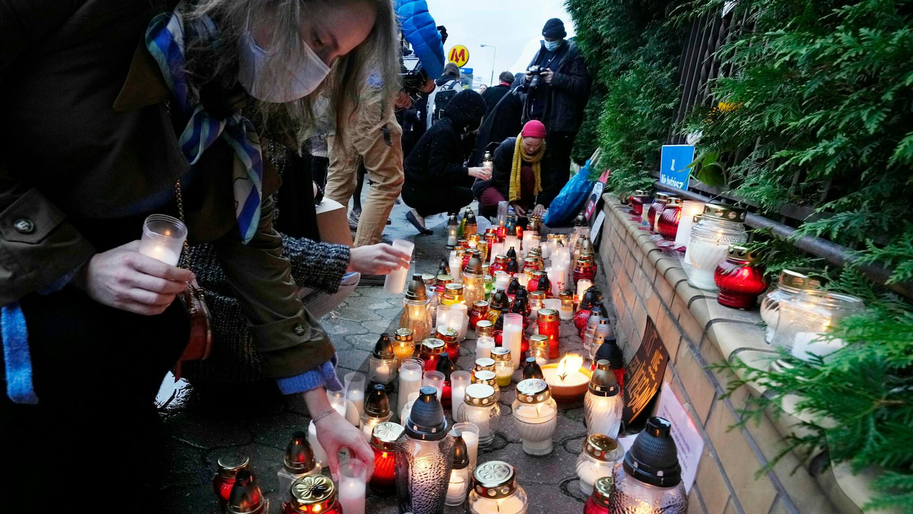 Nach dem Tod von vier Migranten im September stellten Warschauer Kerzen am Hauptquartier der Grenzpolizei ab und protestierten gegen die Grenzabriegelung. 