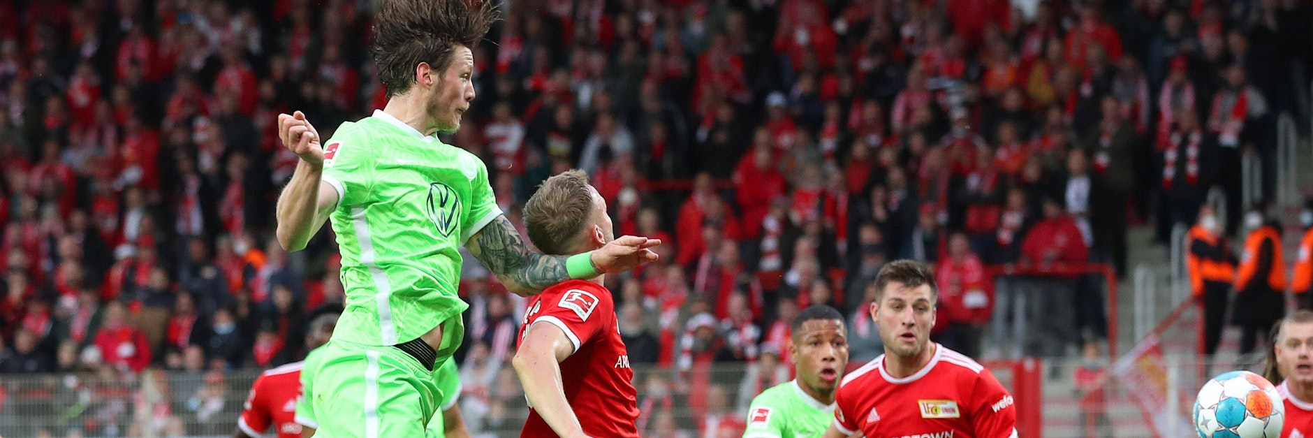 Wout Weghorst – hier im Kopfballduell mit Marvin Friedrich – ist seit Montag an Corona erkrankt. Nun wurde auch Unions Innenverteidiger positiv auf das Virus getestet.