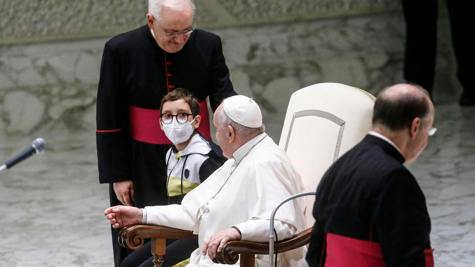Der zehnjährige Paolo sitzt neben Papst Franziskus während der wöchentlichen Generalaudienz (Archivbild).