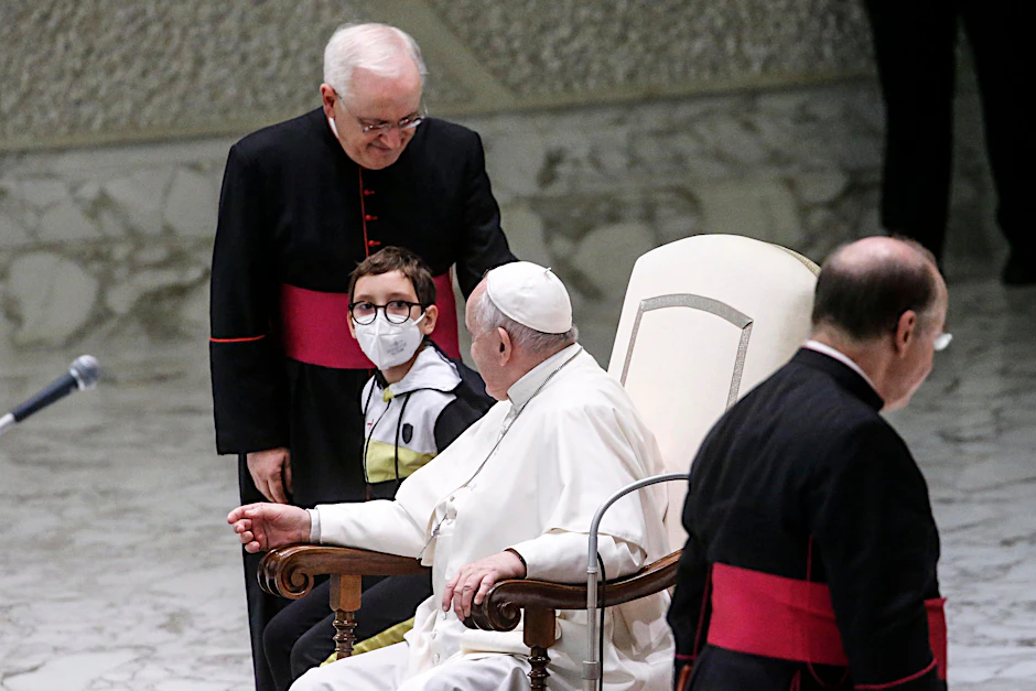 Der zehnjährige Paolo sitzt neben Papst Franziskus während der wöchentlichen Generalaudienz (Archivbild).