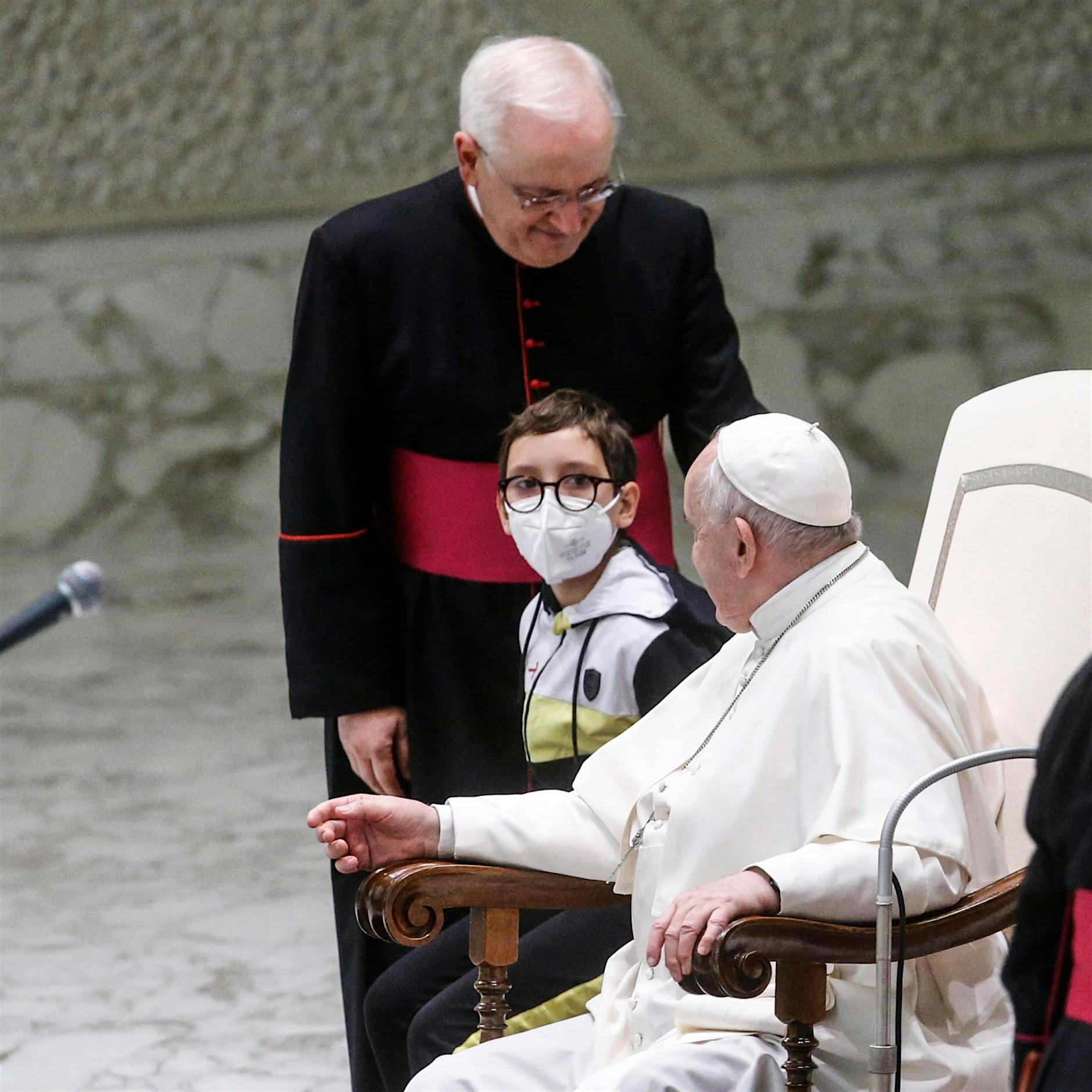 Vatikan: Junge schnappt sich Kappe von Papst Franziskus