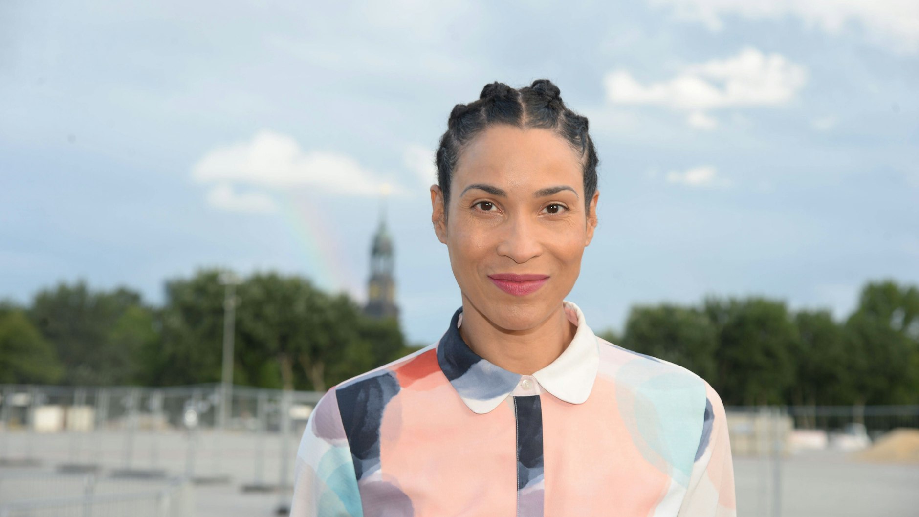 Die Schauspielerin Annabelle Mandeng wollte auf der Buchmesse ihr Buch „Umwege sind auch Wege“ vorstellen. Am Dienstag teilte sie via Instagram mit, dass sie ihren Auftritt absagt.