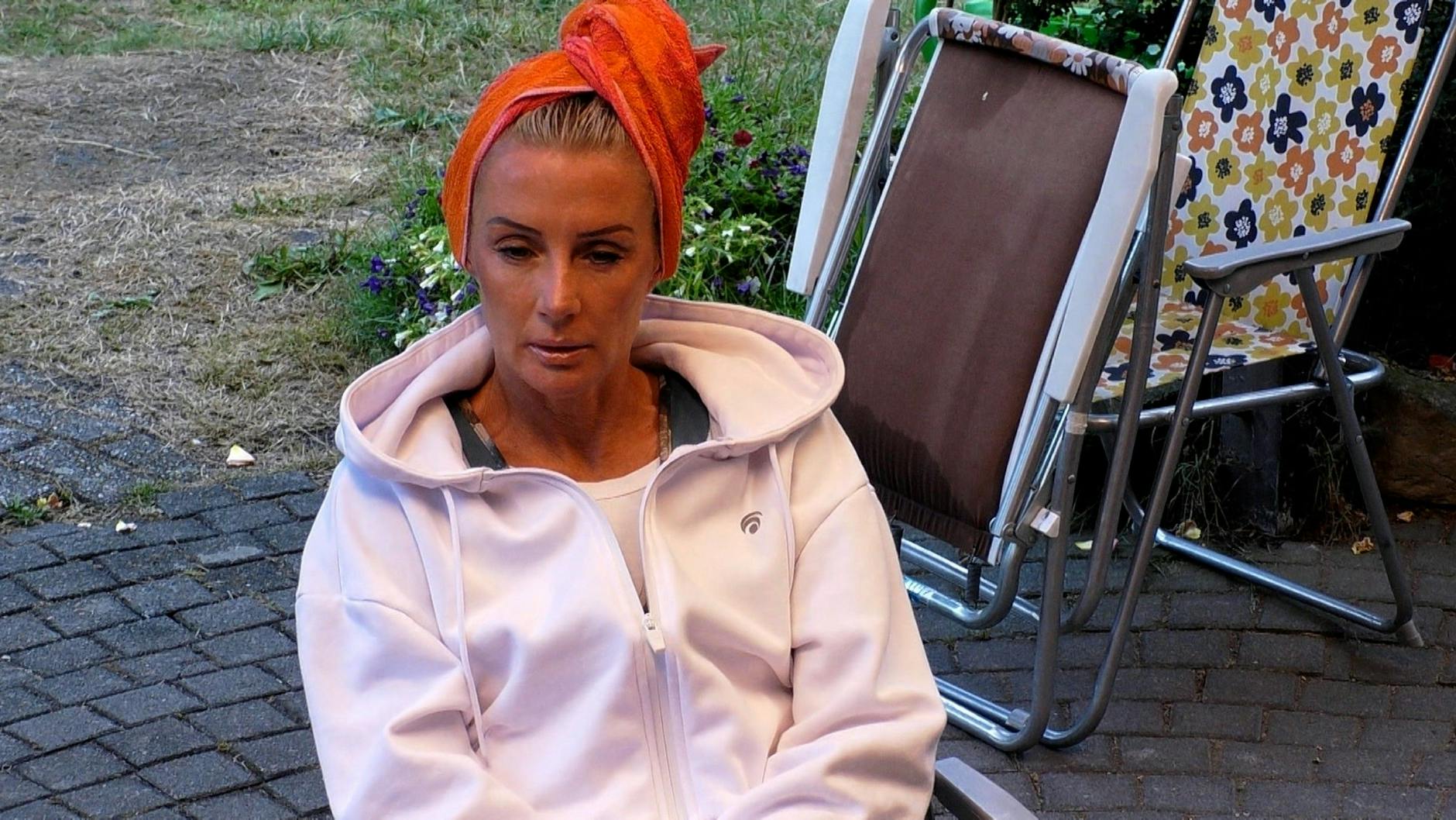 „Sommerhaus der Stars“: Peggy Jerofke hätte auch gerne mit ihren Liebsten telefoniert.