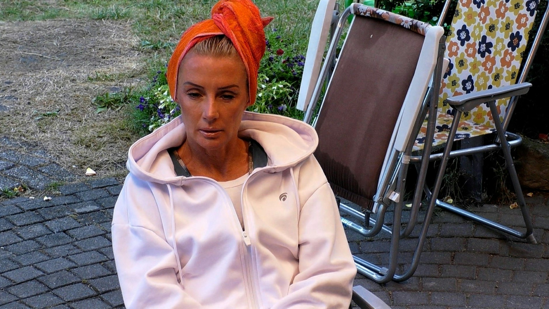 „Sommerhaus der Stars“: Peggy Jerofke hätte auch gerne mit ihren Liebsten telefoniert.