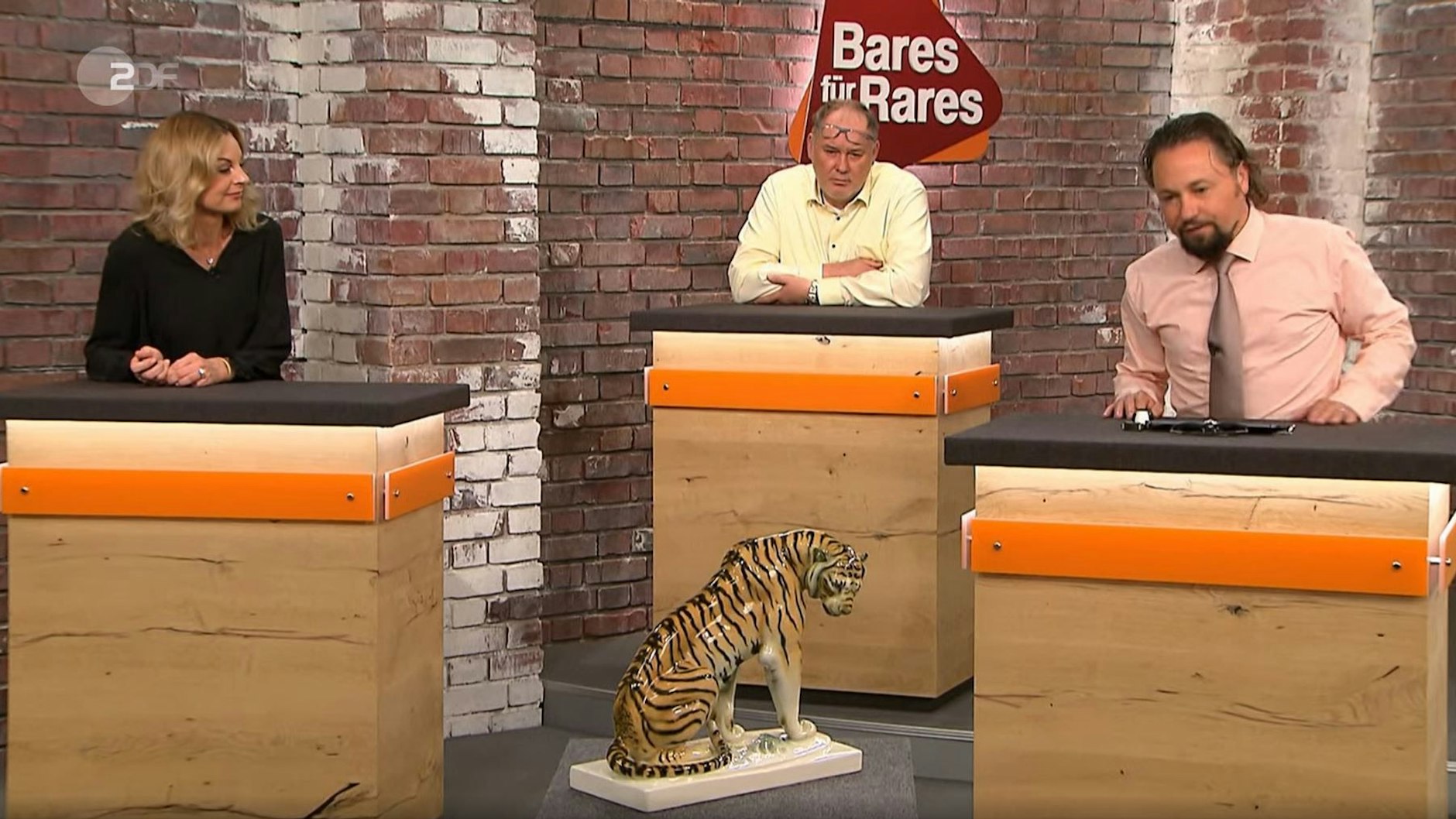 „Bares für Rares“: Die Händler sind durchaus interessiert an dem Porzellan-Tiger.