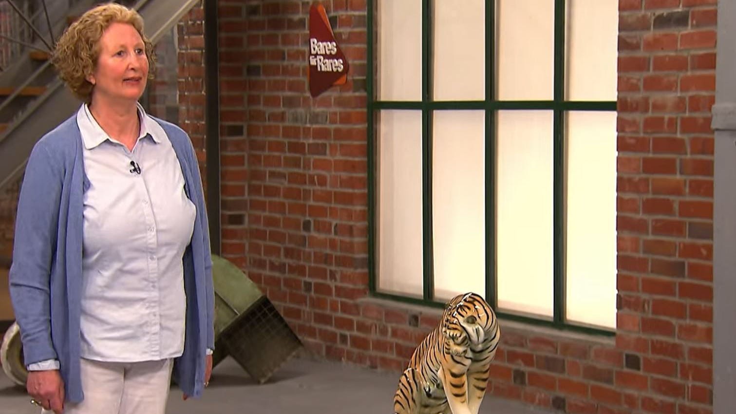 „Bares für Rares“: Karin Mack berichtet den Händlern, was sie von Heide Rezepa-Zabel über den Porzellan-Tiger erfahren hat.