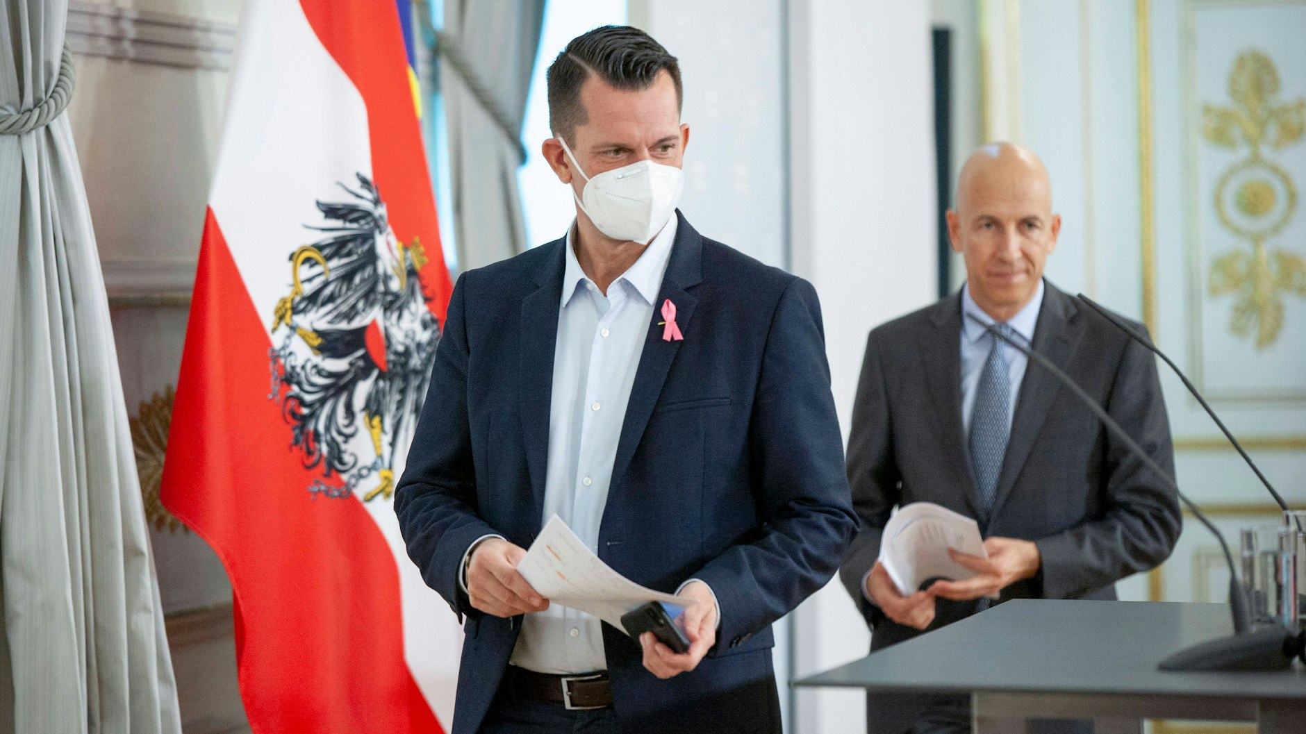 Der Gesundheitsminister von Österreich, Wolfgang Mückstein (links).