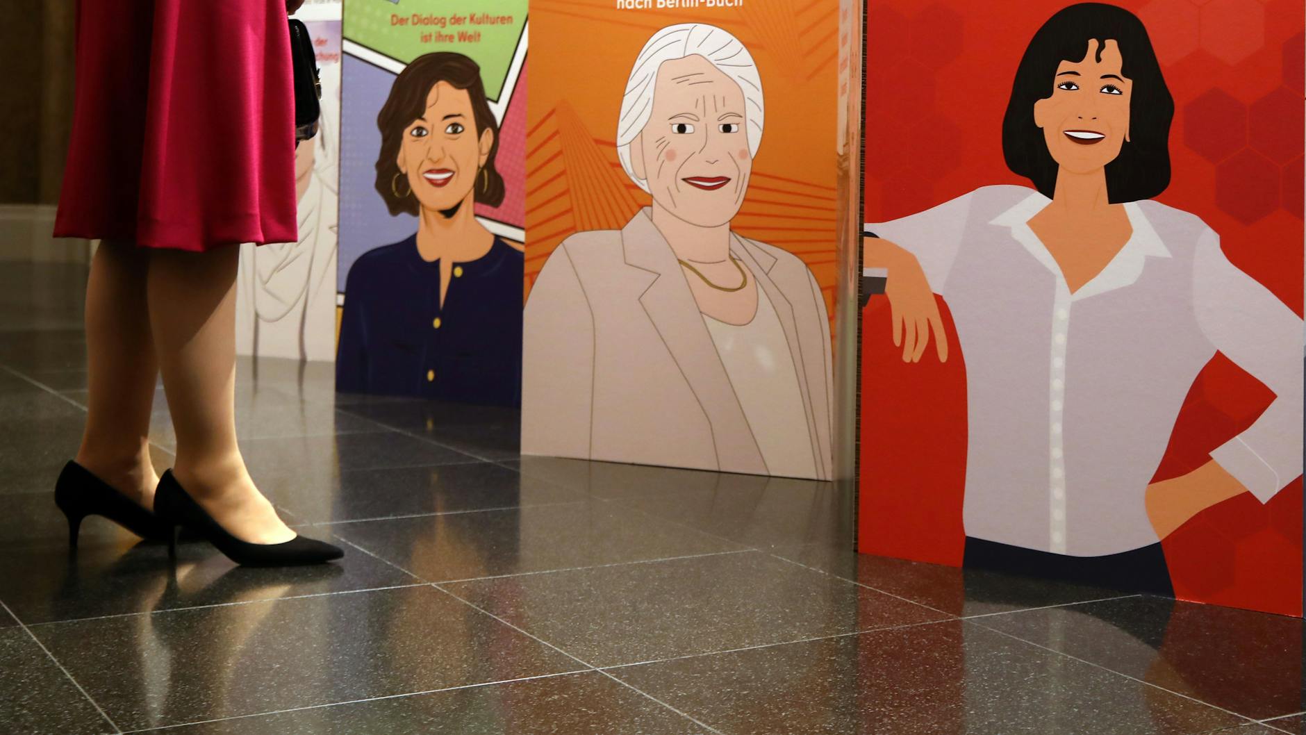 Unter den Ausstellungstexten sieht man die grafischen Porträts der vorgestellten Wissenschaftlerinnen, hier (v. l.): die Politik- und Sozialwissenschaftlerin Naika Foroutan, die Strahlenforscherin Gudrun Erzgräber und die Biochemikerin und Nobelpreisträgerin Emmanuelle Charpentier.