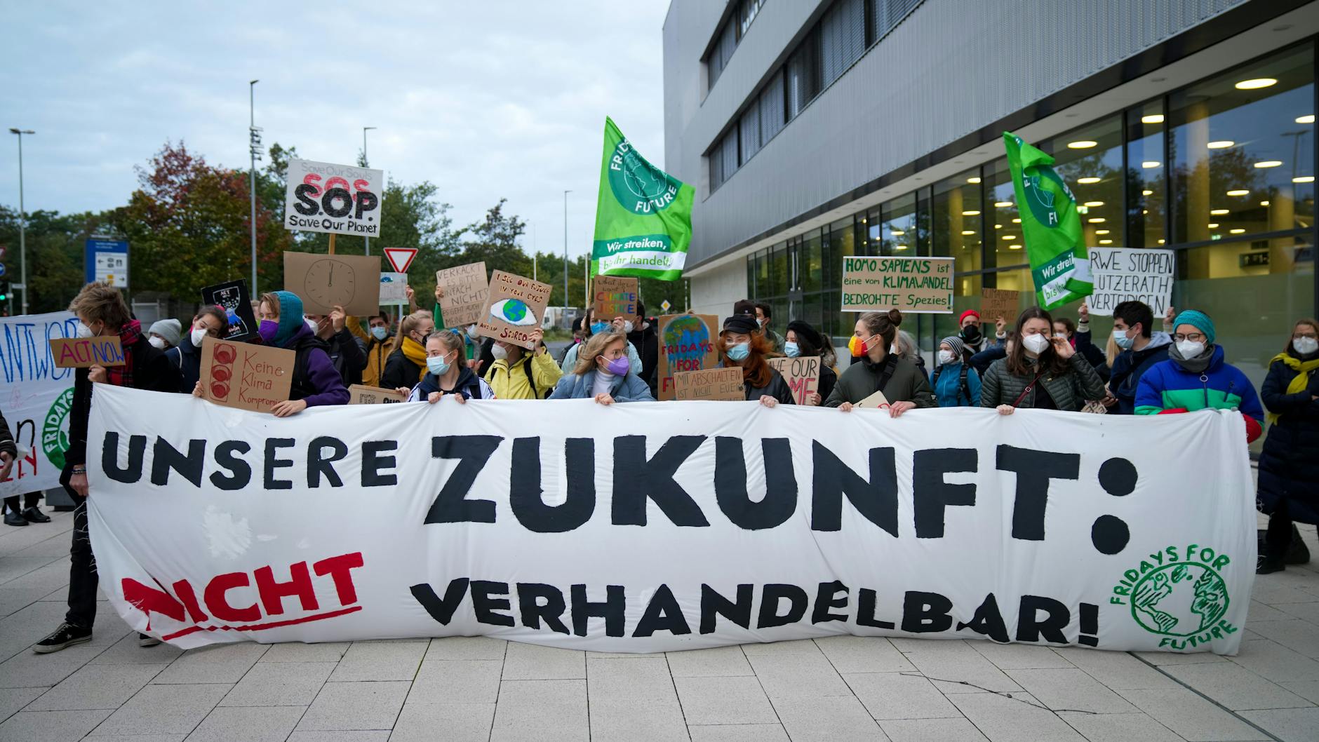 Fridays-for-Future-Aktivisten demonstrieren am Rande der Sondierungsgespräche von SPD, FDP und den Grünen.