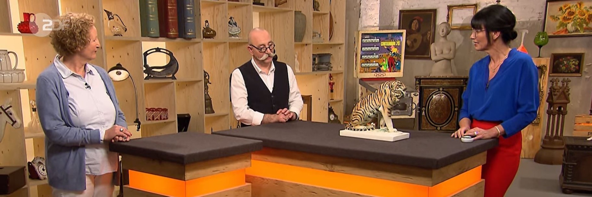 „Bares für Rares“: Heide Rezepa-Zabel erklärt Horst Lichter und Karin Mack den Trash-Tiger.