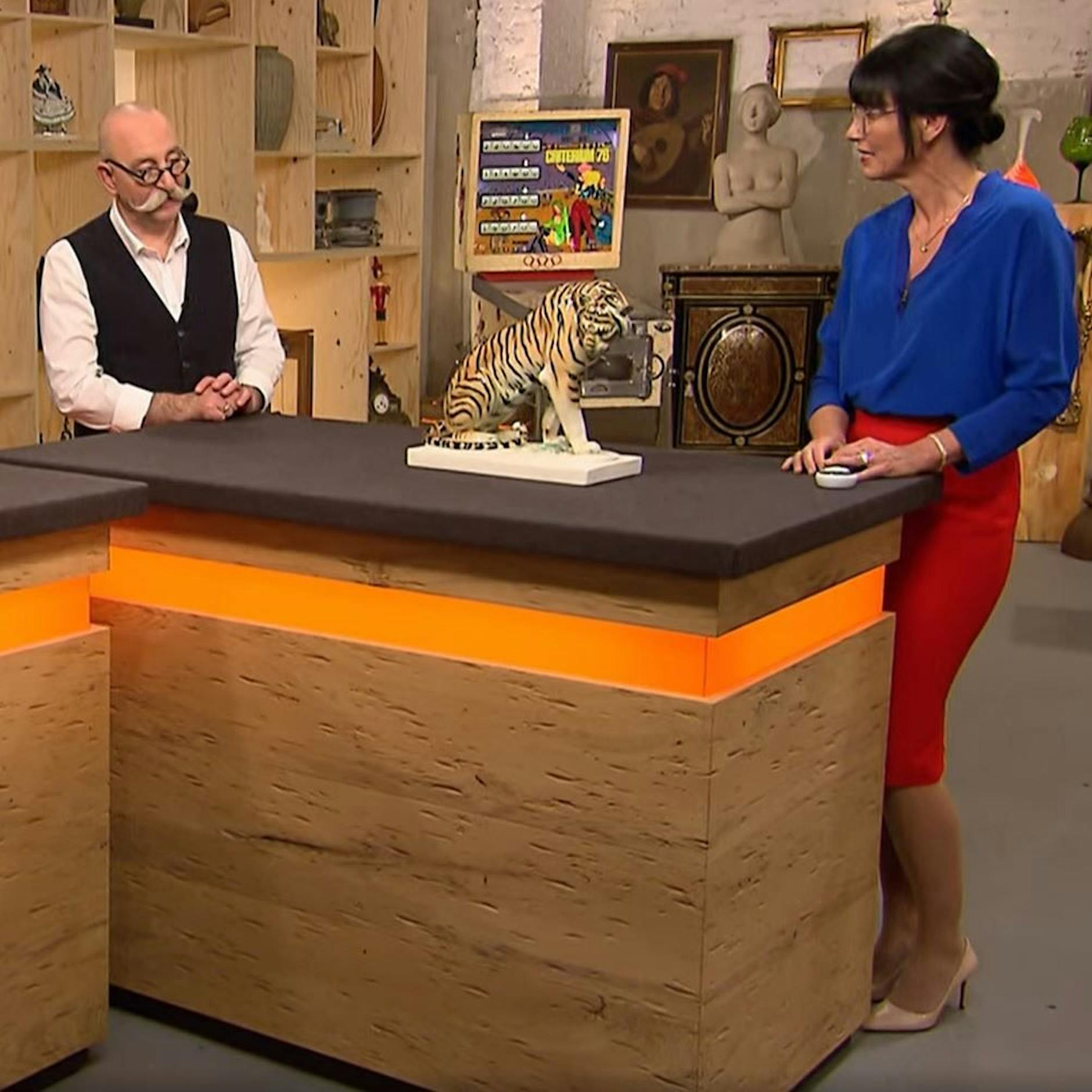 „Demonstratives Ding“ bei „Bares für Rares“: Sie glauben nie, was DIESER 100 Jahre alte Porzellan-Tiger einbringt!