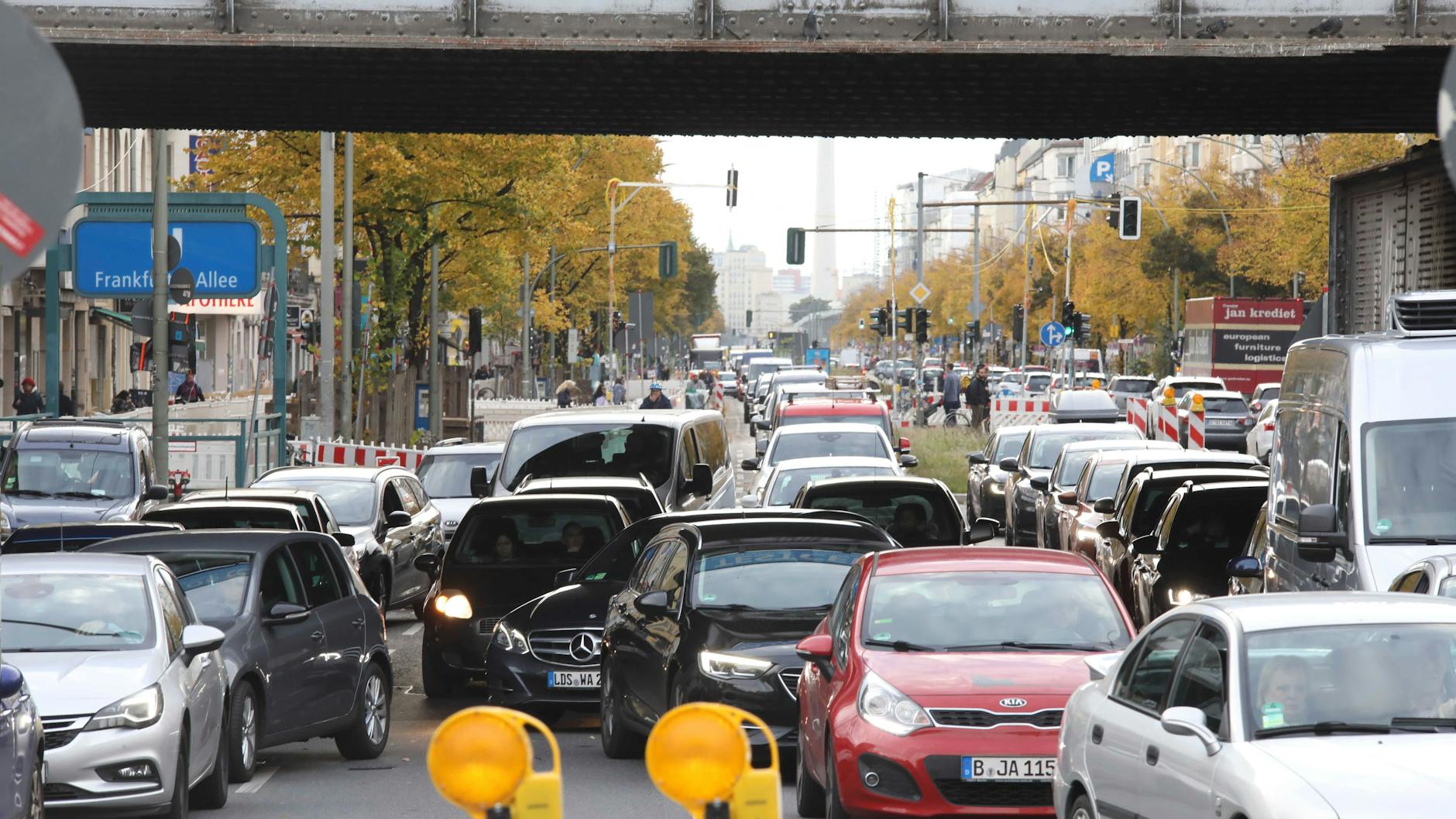 Wegen der Straßensperrung bildete sich schnell ein Stau stadtauswärts.