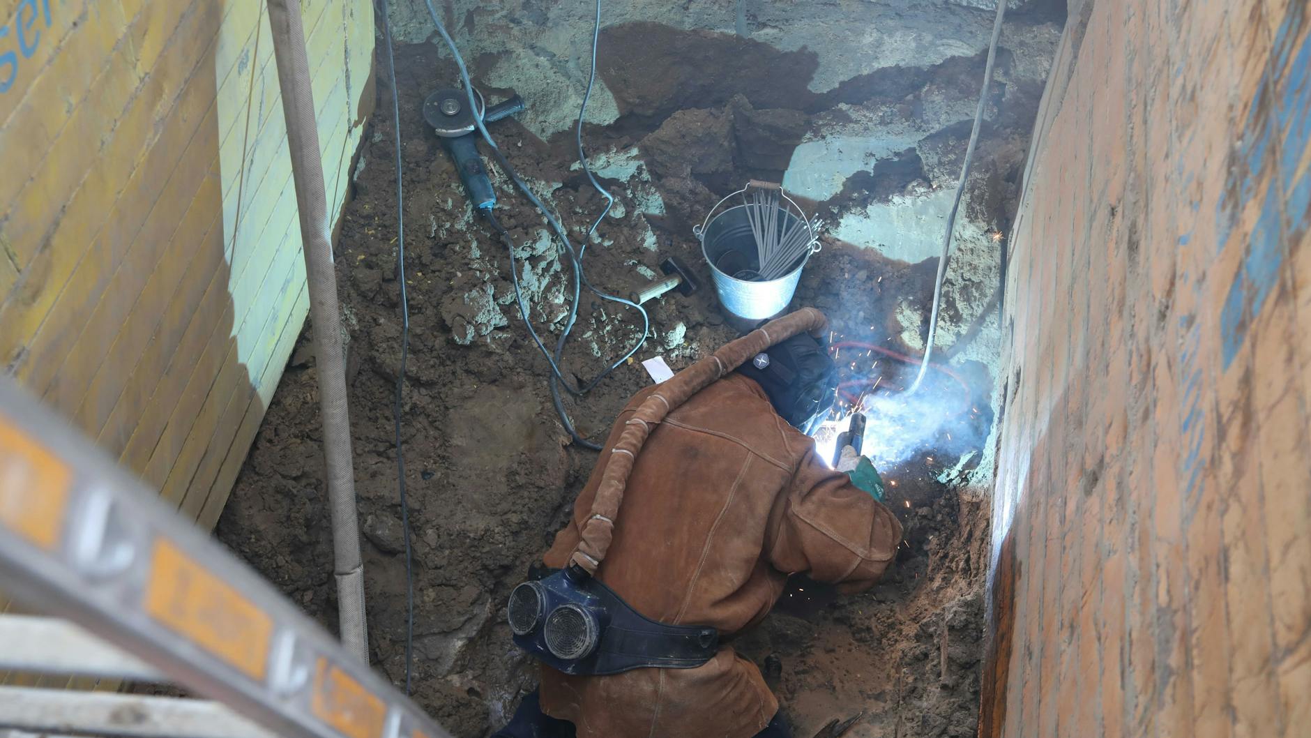 Am späten Nachmittag machte sich ein Schweißer in der Baugrube an die Arbeit.