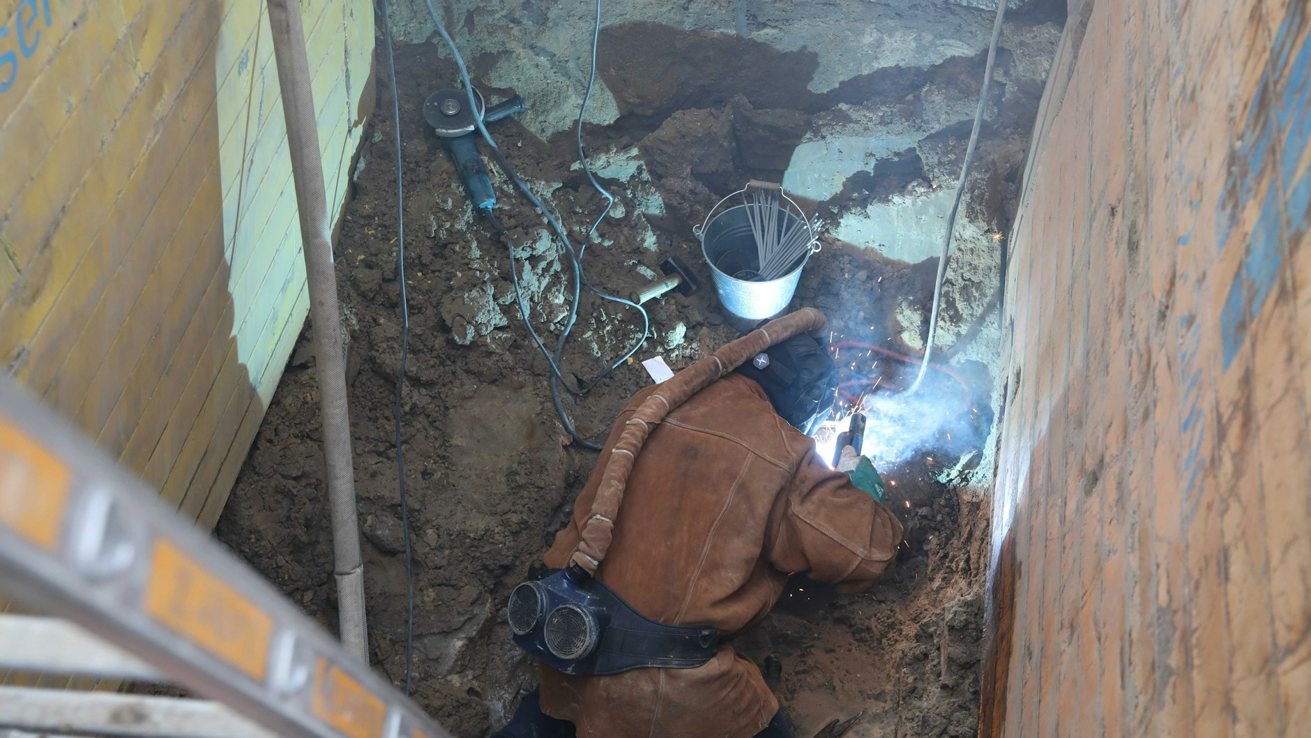 Am späten Nachmittag machte sich ein Schweißer in der Baugrube an die Arbeit.