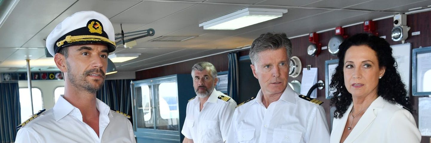 Szene aus dem ZDF-„Traumschiff“: Kapitän Max Parger (Florian Silbereisen) muss die eingespielte Crew mit Martin Grimm (Daniel Morgenroth), Dr. Sander (Nick Wilder) und Hanna Liebhold (Barbara Wussow) noch von sich überzeugen.