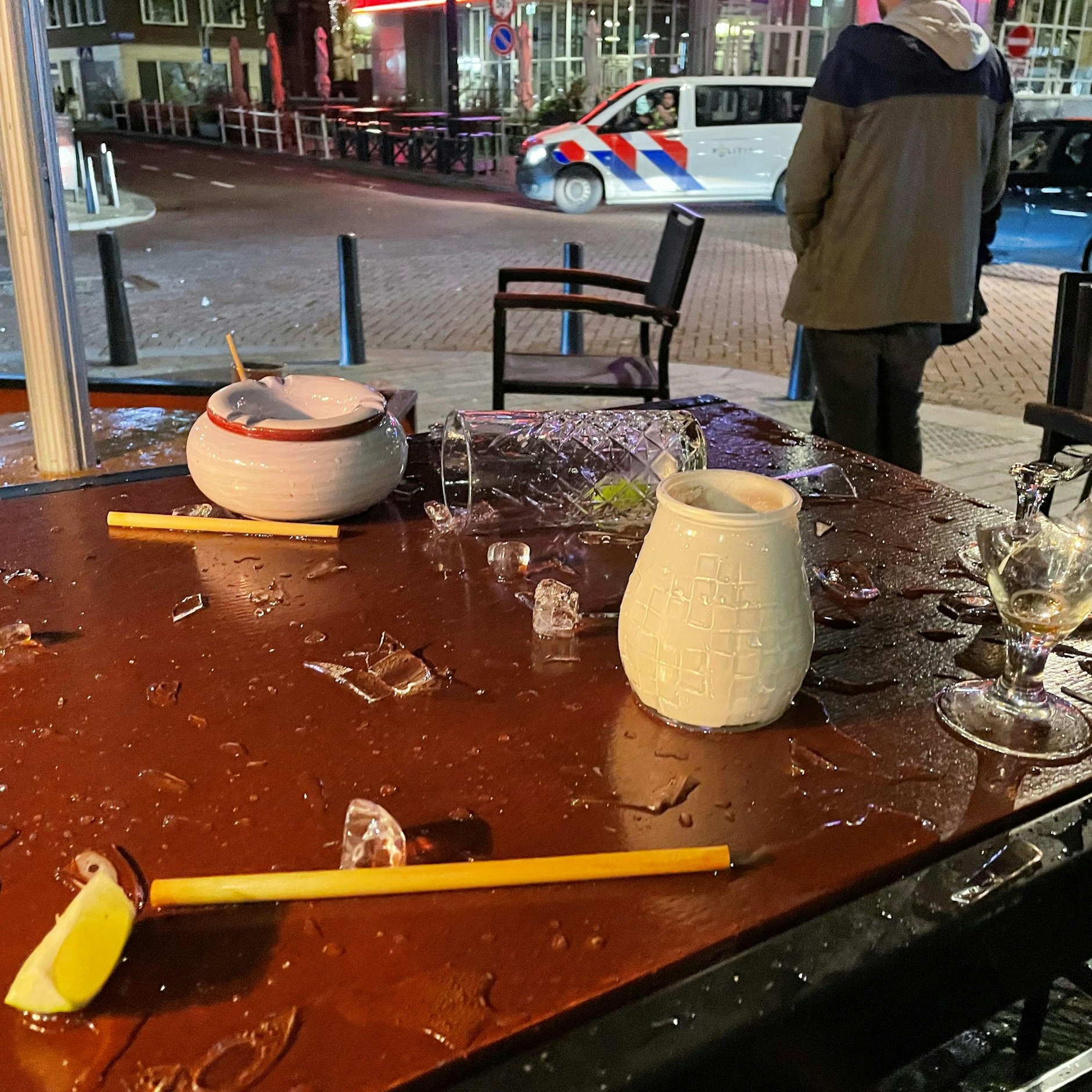 Nachwirkungen der nächtlichen Hooligan-Attacke im&nbsp;De Huismeester in Rotterdam.