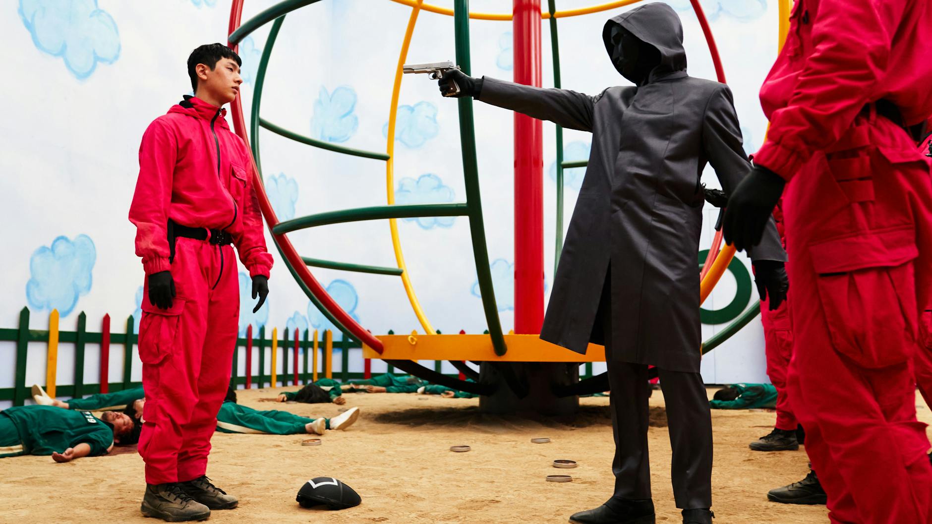 Bei Squid Game wird ein Wachmann von seinem Vorgesetzten erschossen. Auch sein Leben ist nichts wert.