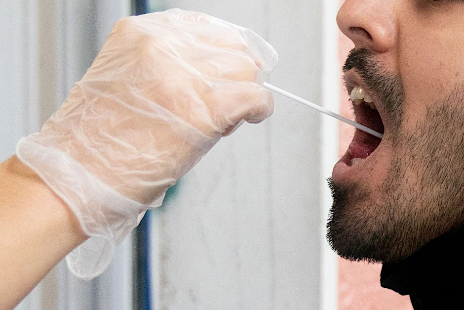 Ein Patient lässt vor einer Arztpraxis einen Abstrich für einen PCR Corona-Test machen. In Berlin sind die Corona-Infektionszahlen deutlich gestiegen (Symbolbild).