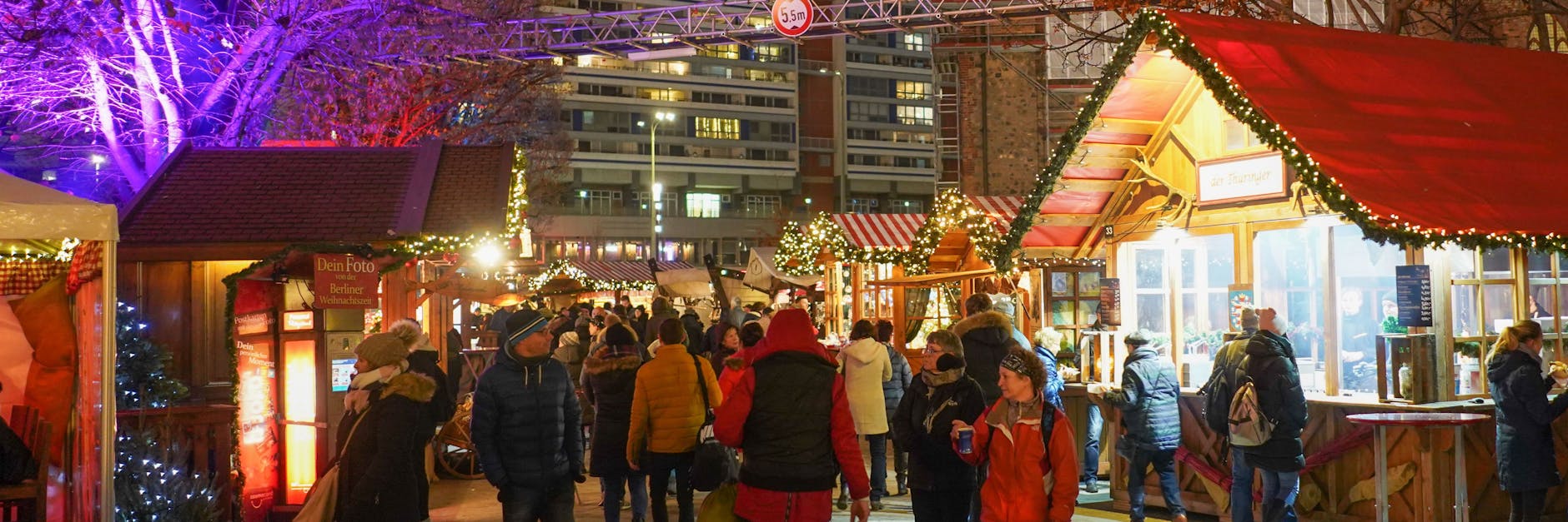 Zahlreiche Besucher zu Gast auf dem Weihnachtsmarkt auf dem Alexanderplatz (Archivfoto). 