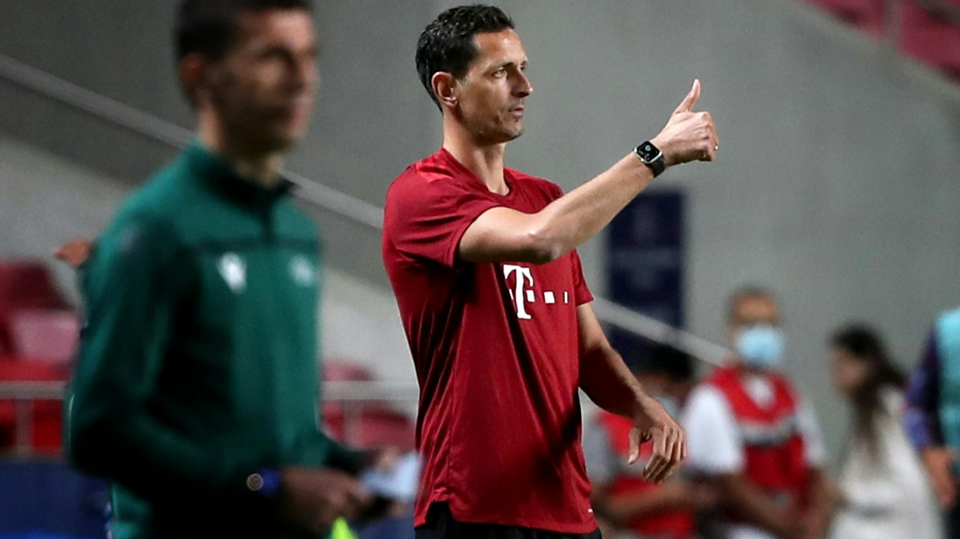 Daumen hoch: Bayern Münchens Co-Trainer Dino Toppmöller hat seine Premiere als Vertreter für den an Covid-19 erkrankten Julian Nagelsmann erfolgreich absolviert.