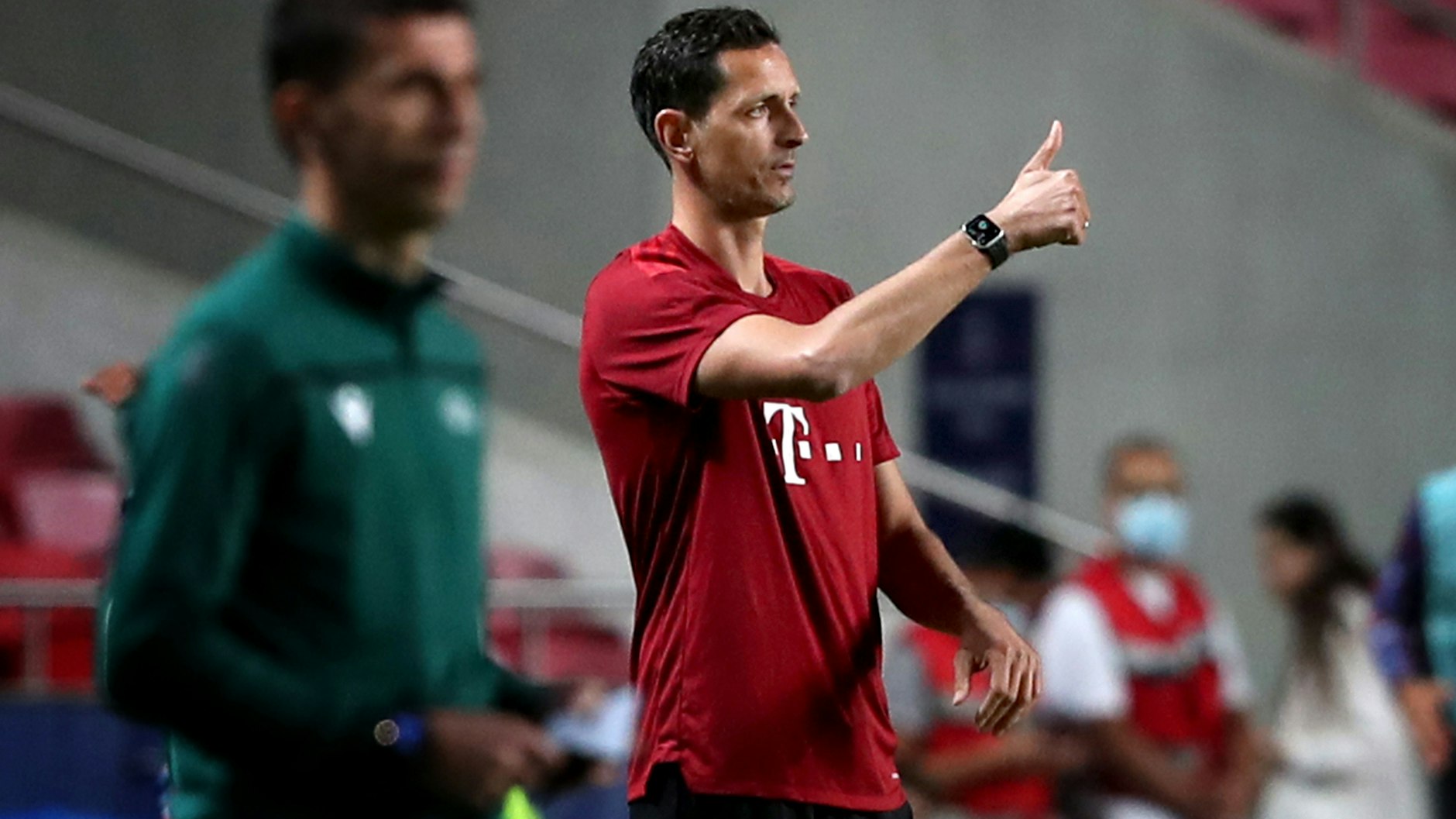 Daumen hoch: Bayern Münchens Co-Trainer Dino Toppmöller hat seine Premiere als Vertreter für den an Covid-19 erkrankten Julian Nagelsmann erfolgreich absolviert.