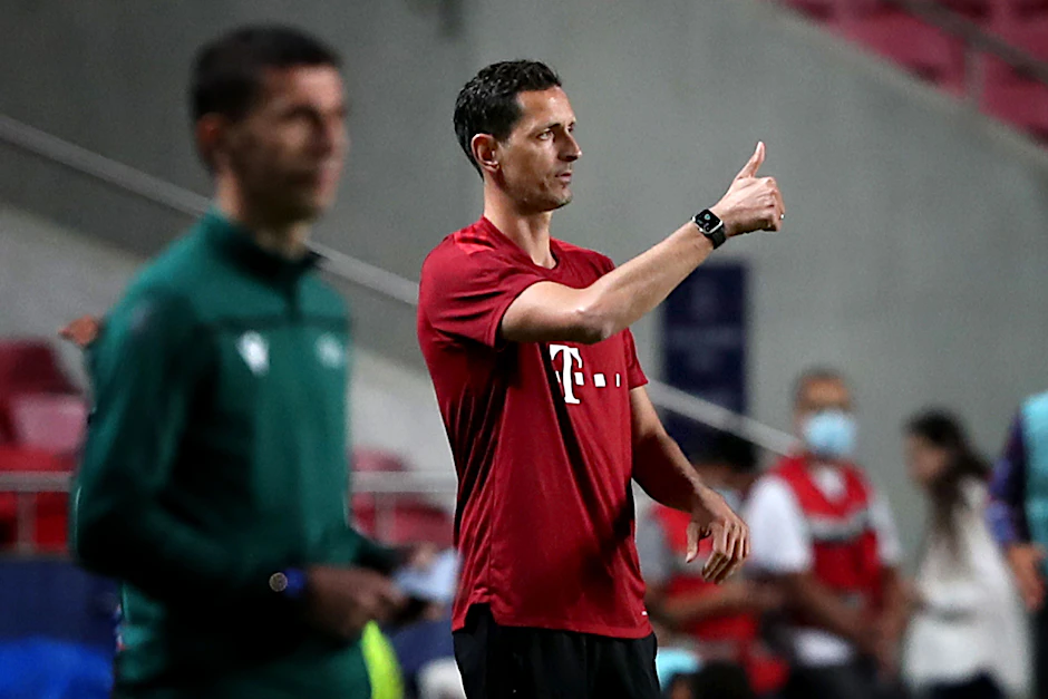 Daumen hoch: Bayern Münchens Co-Trainer Dino Toppmöller hat seine Premiere als Vertreter für den an Covid-19 erkrankten Julian Nagelsmann erfolgreich absolviert.