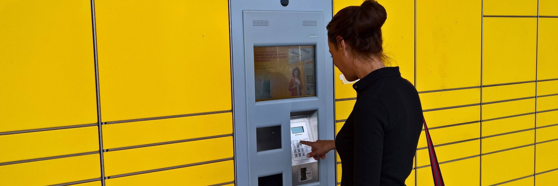 An der Packstation können Kunden rund um die Uhr Pakete abholen.