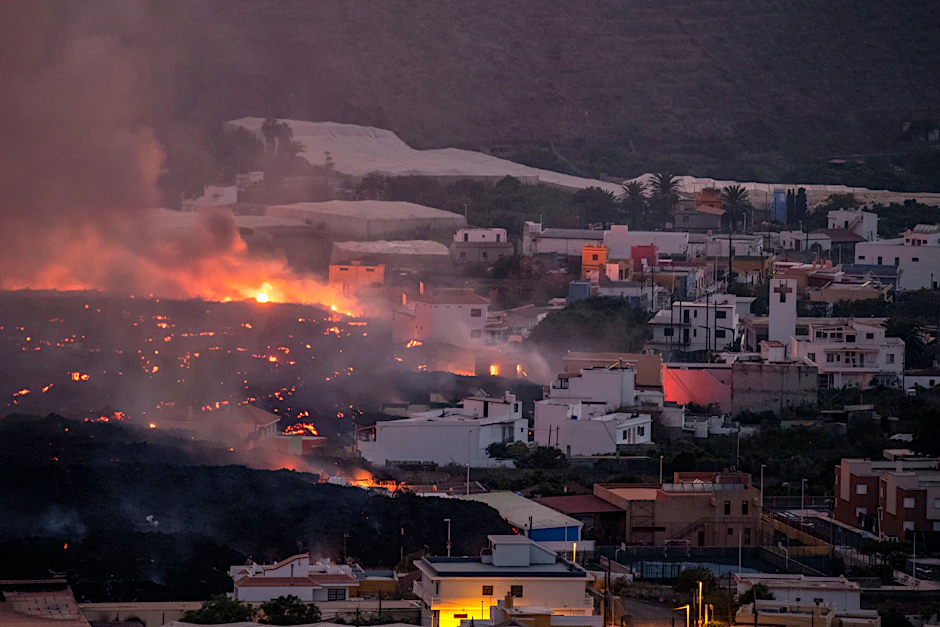 Lavaströme aus dem Vulkan zerstören Häuser im Viertel La Laguna auf der Kanareninsel La Palma.