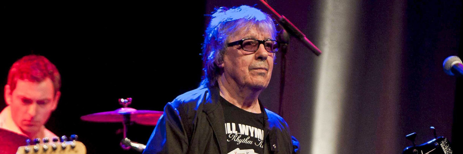 Musiker Bill Wyman auf der Bühne mit seiner Band.