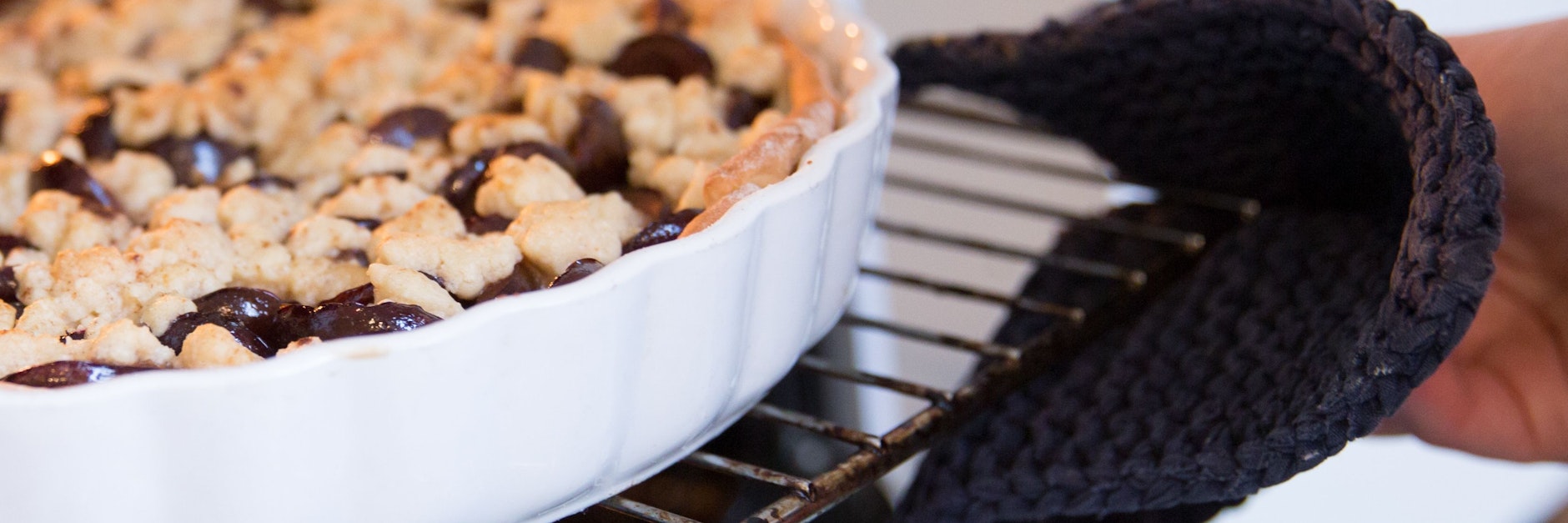 Über Pflaumen- oder andere Obst-Stückchen in der Auflaufform Streusel aus Mehl, Zucker und Butter geben,&nbsp; backen bis sie goldgelb sind – und fertig ist der Crumble.&nbsp;