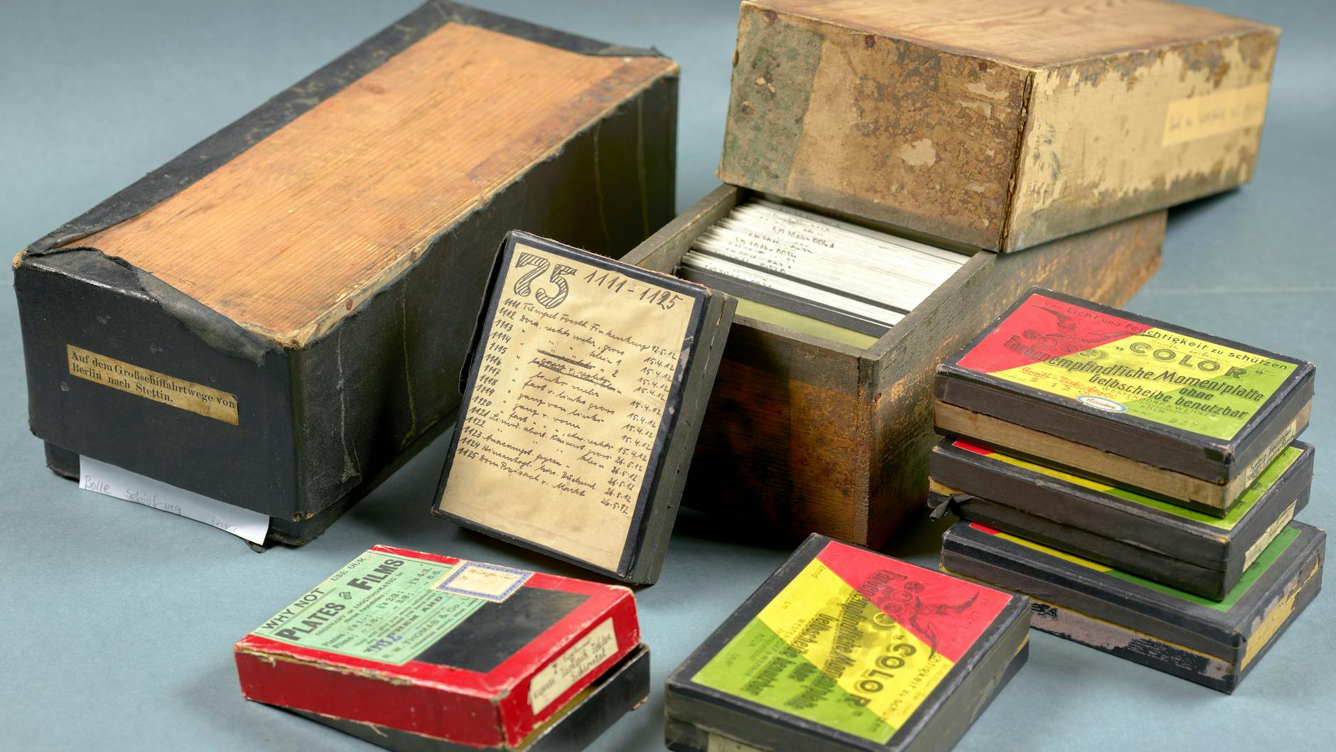 Die Fotoschachteln der Sammlung Oskar Bolle enthalten Dias der Mark Brandenburg aus dem frühen 20. Jahrhundert.
