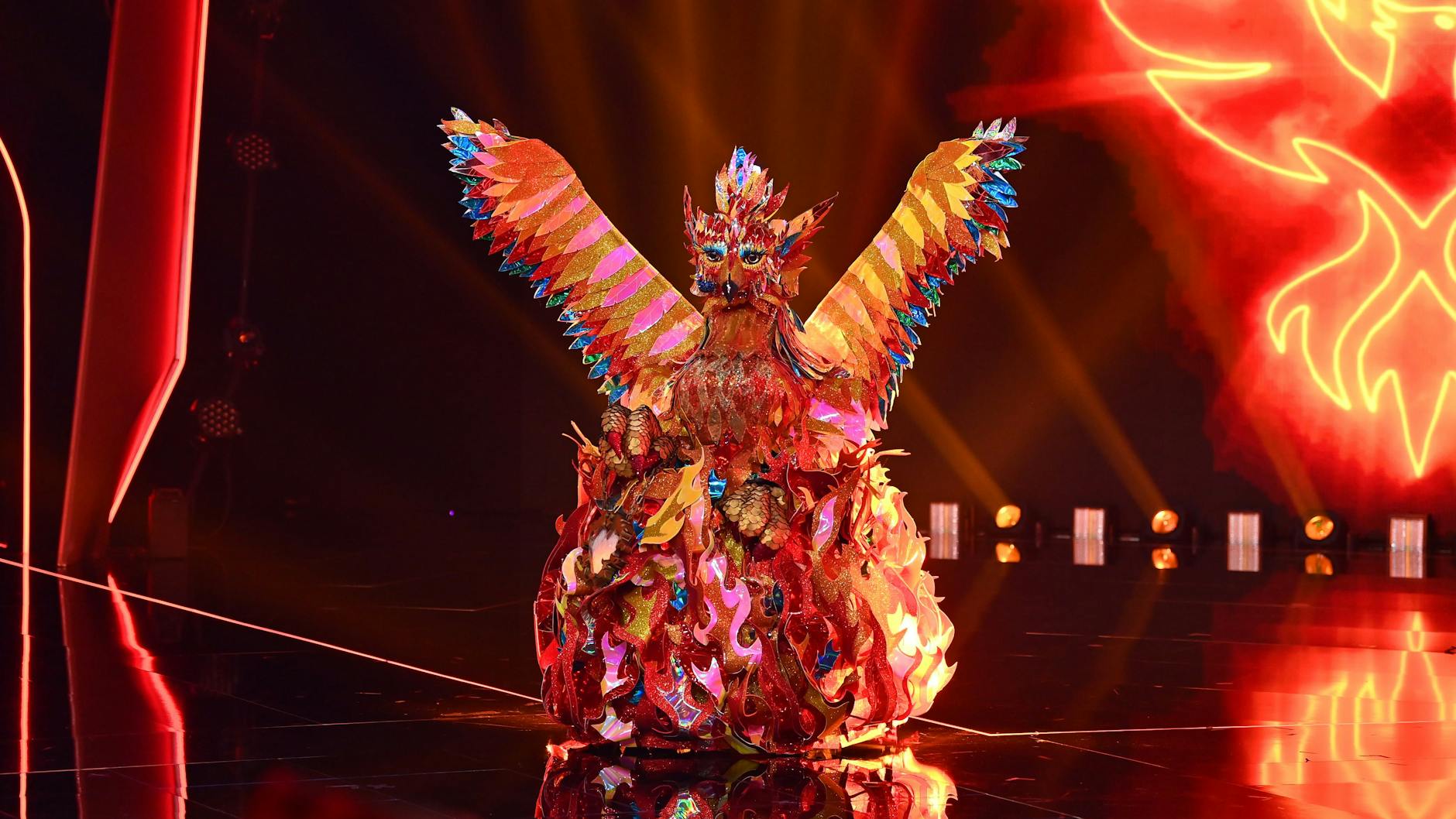 Auch der Phönix steht bei „The Masked Singer“ auf der Bühne. Nur: Wer steckt im Kostüm?