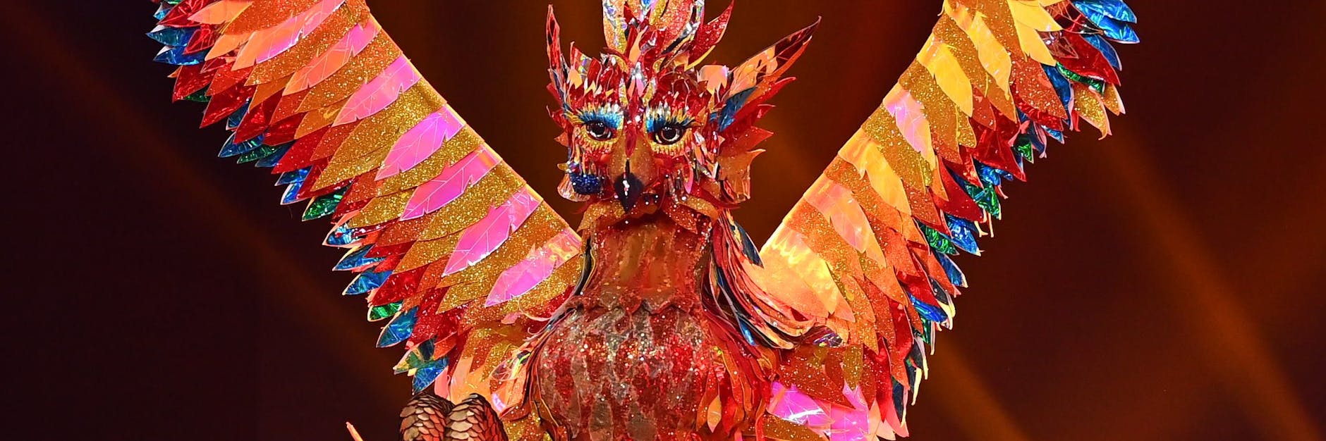 Auch der Phönix steht bei The Masked Singer auf der Bühne. Nur: Wer steckt im Kostüm?
