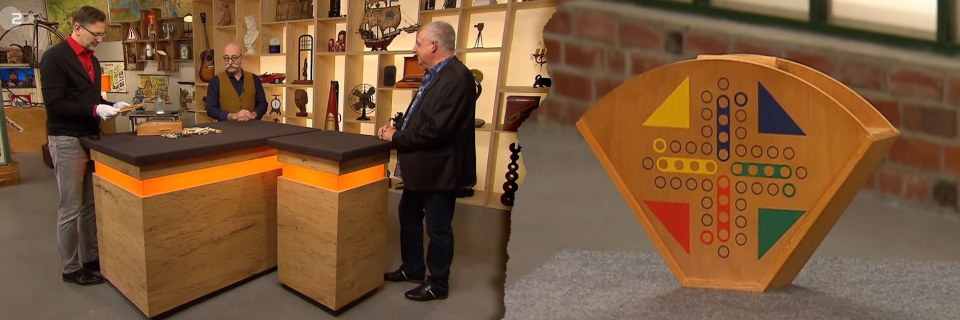 Mit diesem schrägen Flohmarkt-Fund kam Kandidat Ralf Kurzweg  zu „Bares für Rares“. Links: Der Teilnehmer, Experte Detlev Kümmel und Moderator Horst Lichter bei der Expertise.