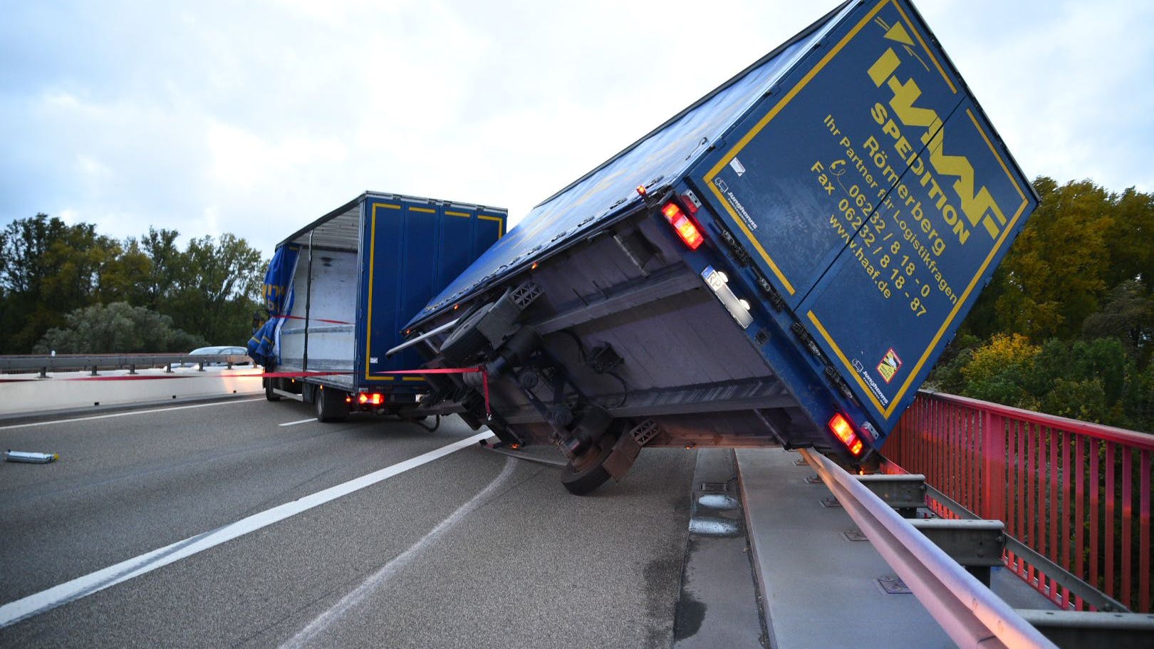 Auf der Rheinbrücke steht ein Lastwagen quer. Sturmböen sollen den Lkw umgeweht haben.