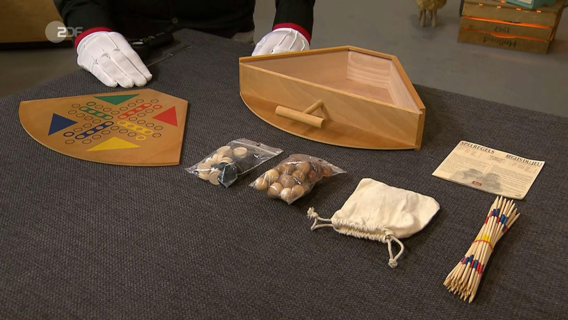 Besonderes Objekt bei „Bares für Rares“: In der Holz-Filtertüte verstecken sich verschiedene Gesellschaftsspiele.