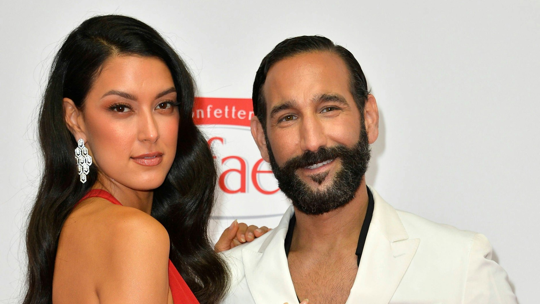 „Let's Dance“-Star Massimo Sinato ist mit seiner ehemaligen Tanzpartnerin Rebecca mit zusammen.