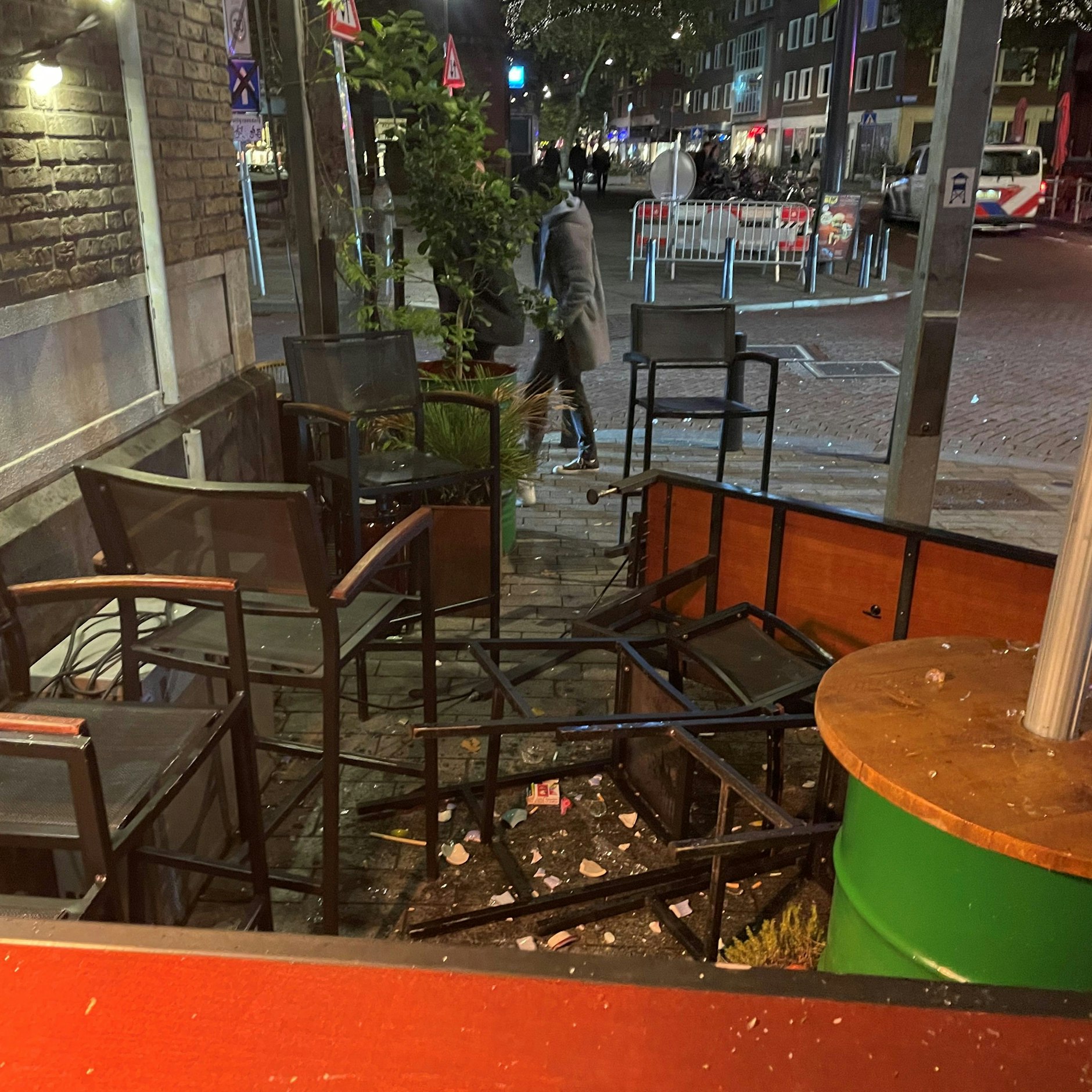 Stühle, Tische und Biergläser flogen bei dem Angriff auf die Union-Delegation.