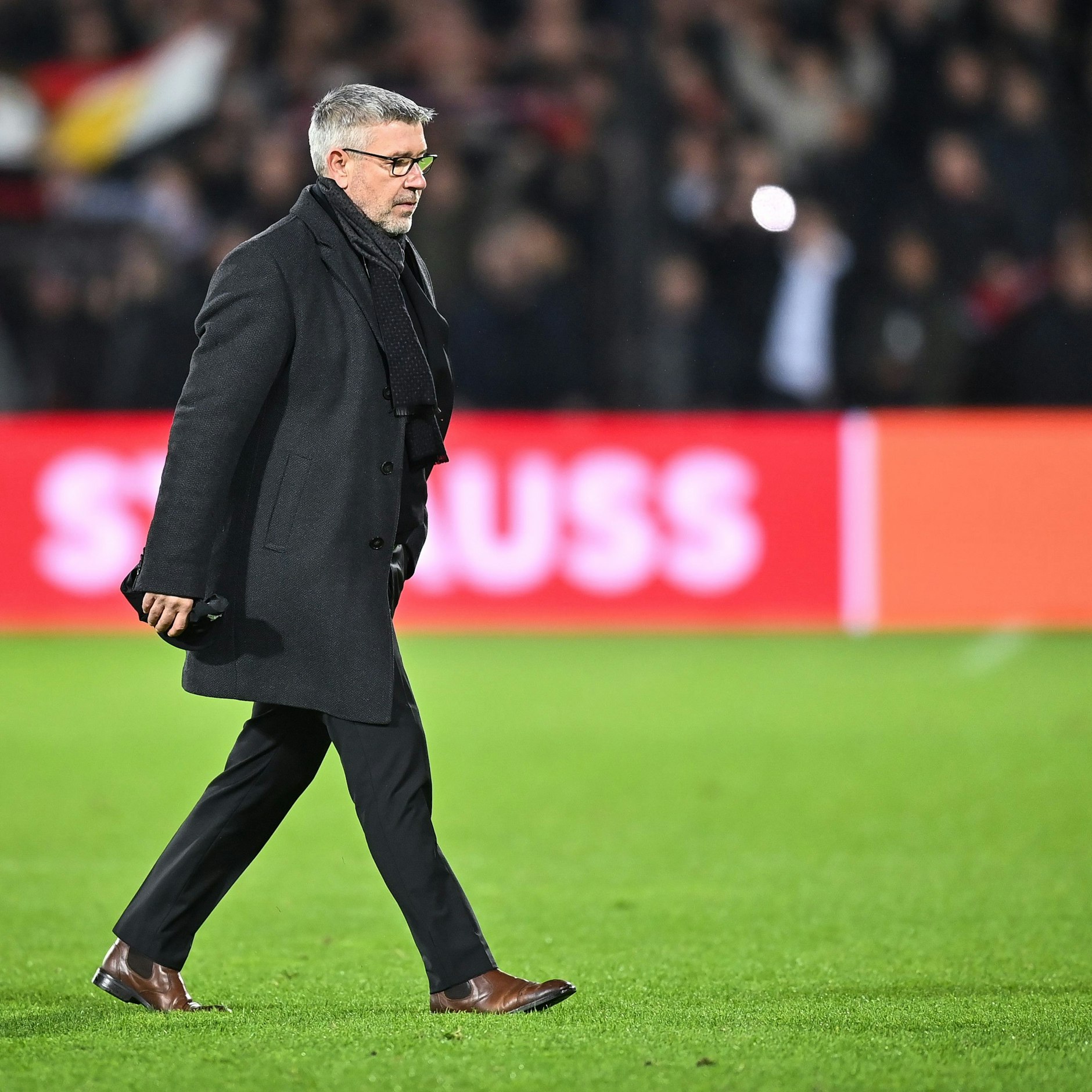 Unions Trainer Urs Fischer ist bedient nach dem 1:3 in Rotterdam.