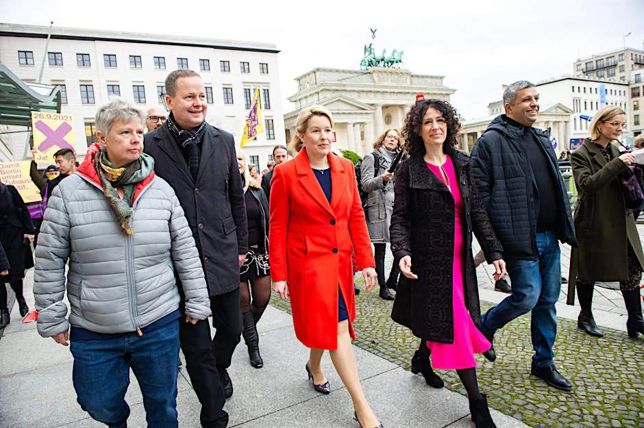 Auftakt der rot-grün-roten Koalitionsverhandlungen am Pariser Platz.<br>