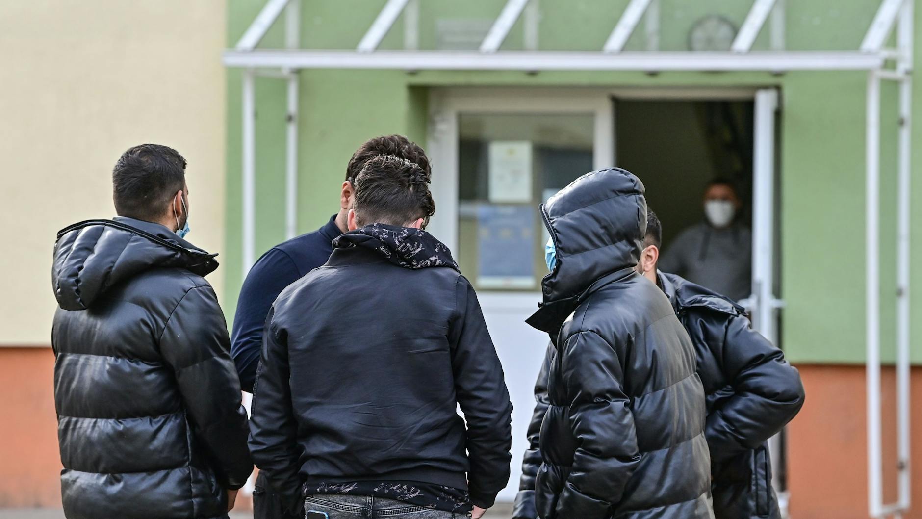 Flüchtlinge vor der Erstaufnahmeeinrichtung in Eisenhüttenstadt. An zwei Tagen kamen allein 500 Migranten über die Ost-Grenze nach Deutschland.