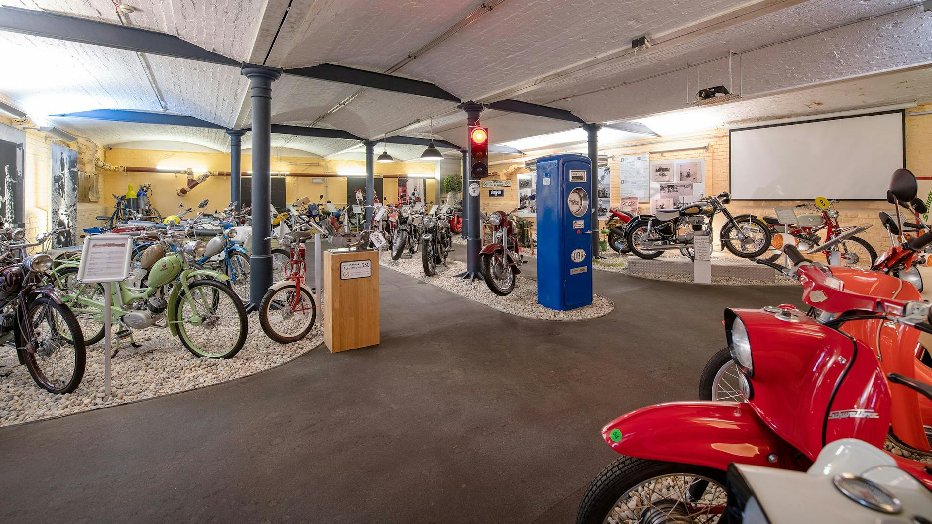 Das DDR Museum betreibt seit August auch eine Motorrad-Ausstellung in der Rochstraße (Foto). Aber im Depot lagern noch viel mehr Schätze von früher. 