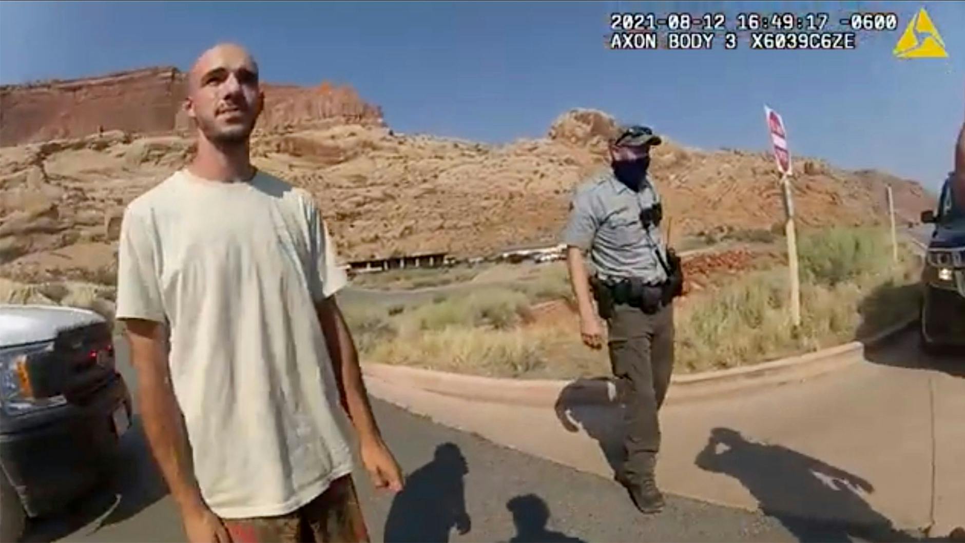 Dieses Archivfoto vom 12. August 2021 aus einem von der Polizei zur Verfügung gestellten Video zeigt Brian Laundrie im Gespräch mit einem Polizeibeamten.