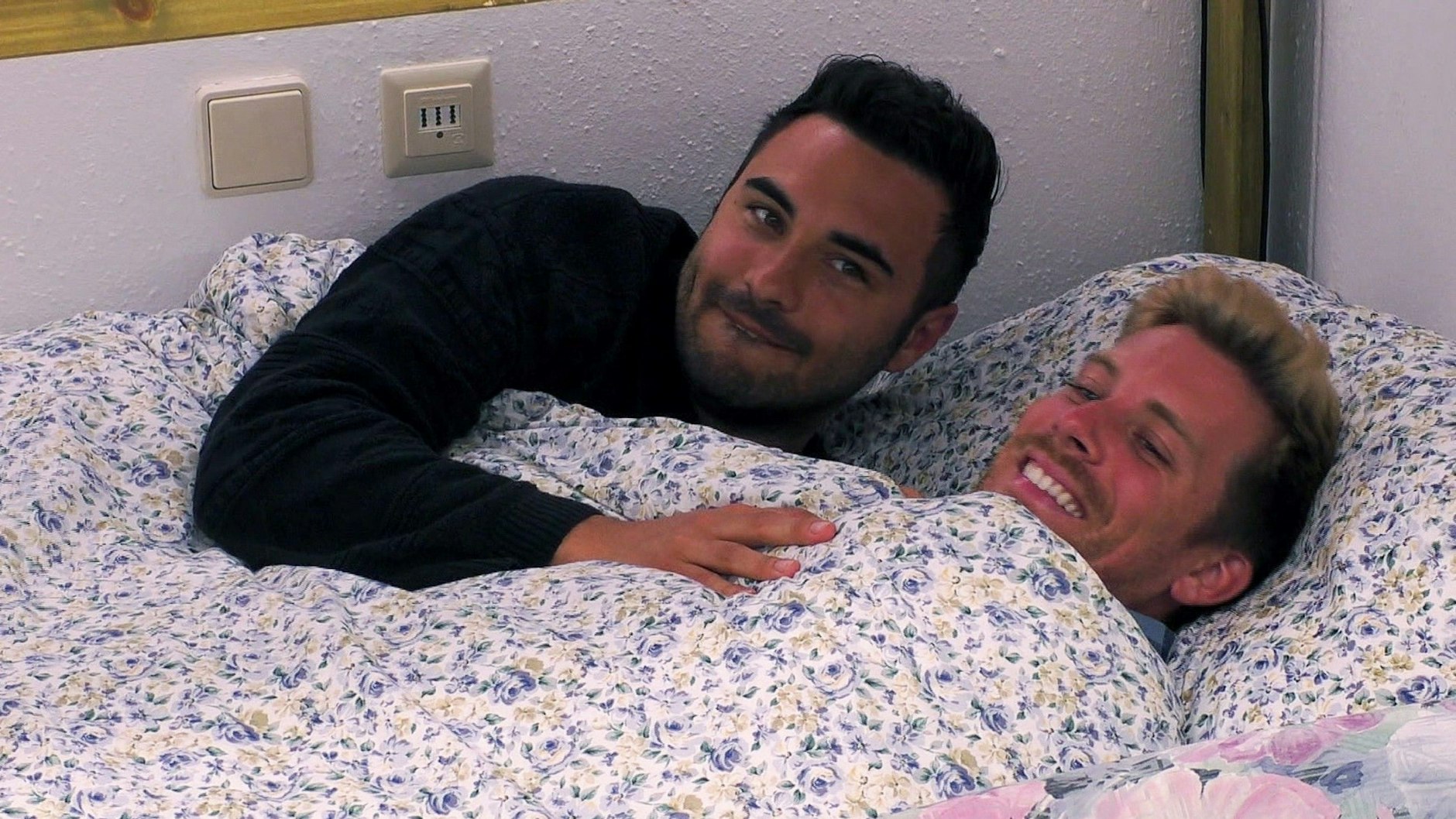 „Sommerhaus der Stars“: Lars Steinhöfel und Dominik Schmitt haben mitbekommen, was sich da unter der Bettdecke von Mike und Michelle getan hat.