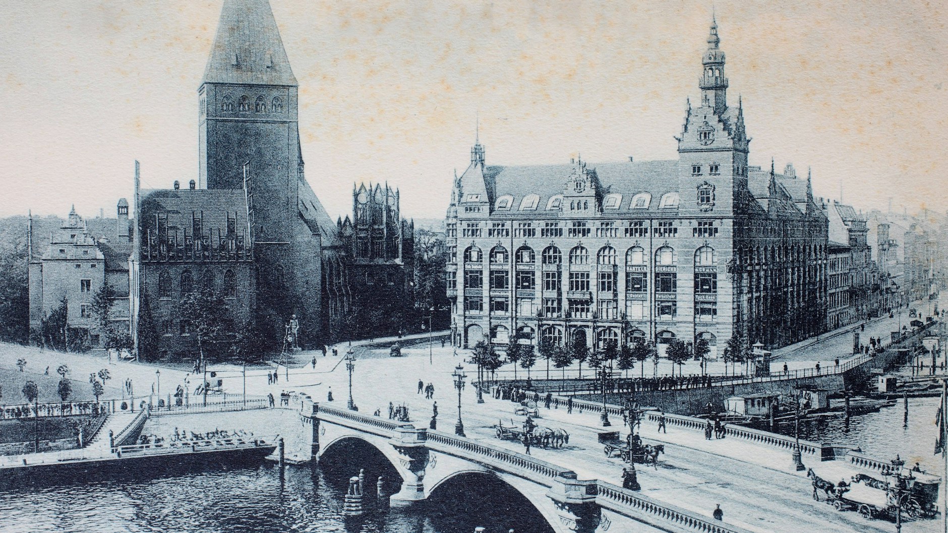 Diese Illustration von 1899 zeigt die Waisenbrücke und das Märkisches Museum, das heute Stadtmuseum heißt und viele Berliner Schätze beherbergt.<br><br>