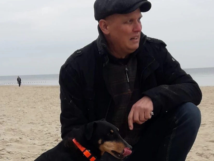 Torsten F. mit seiner Hündin Emmi am Ostseestrand Ahlbeck. Zu diesem Zeitpunkt war der Krebs schon ausgebrochen.