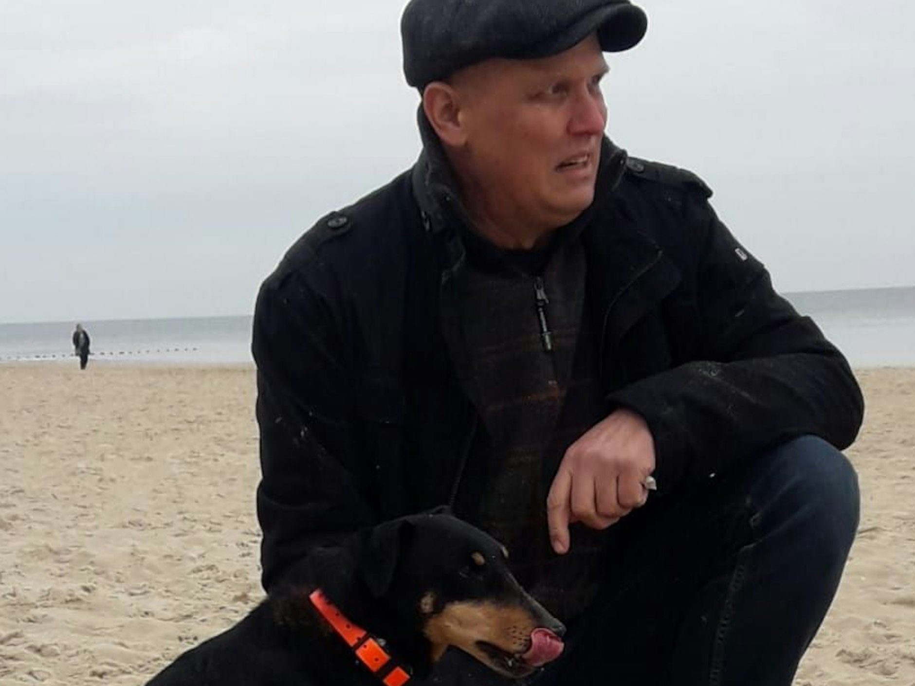 Torsten F. mit seiner Hündin Emmi am Ostseestrand Ahlbeck. Zu diesem Zeitpunkt war der Krebs schon ausgebrochen.