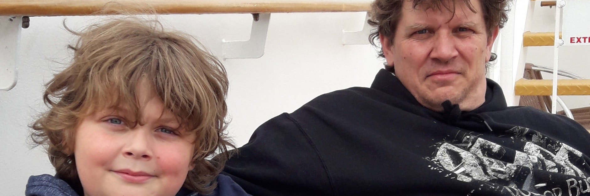 Torsten F. mit seinem Sohn Elvis bei einer gemeinsamen Schifffahrt.